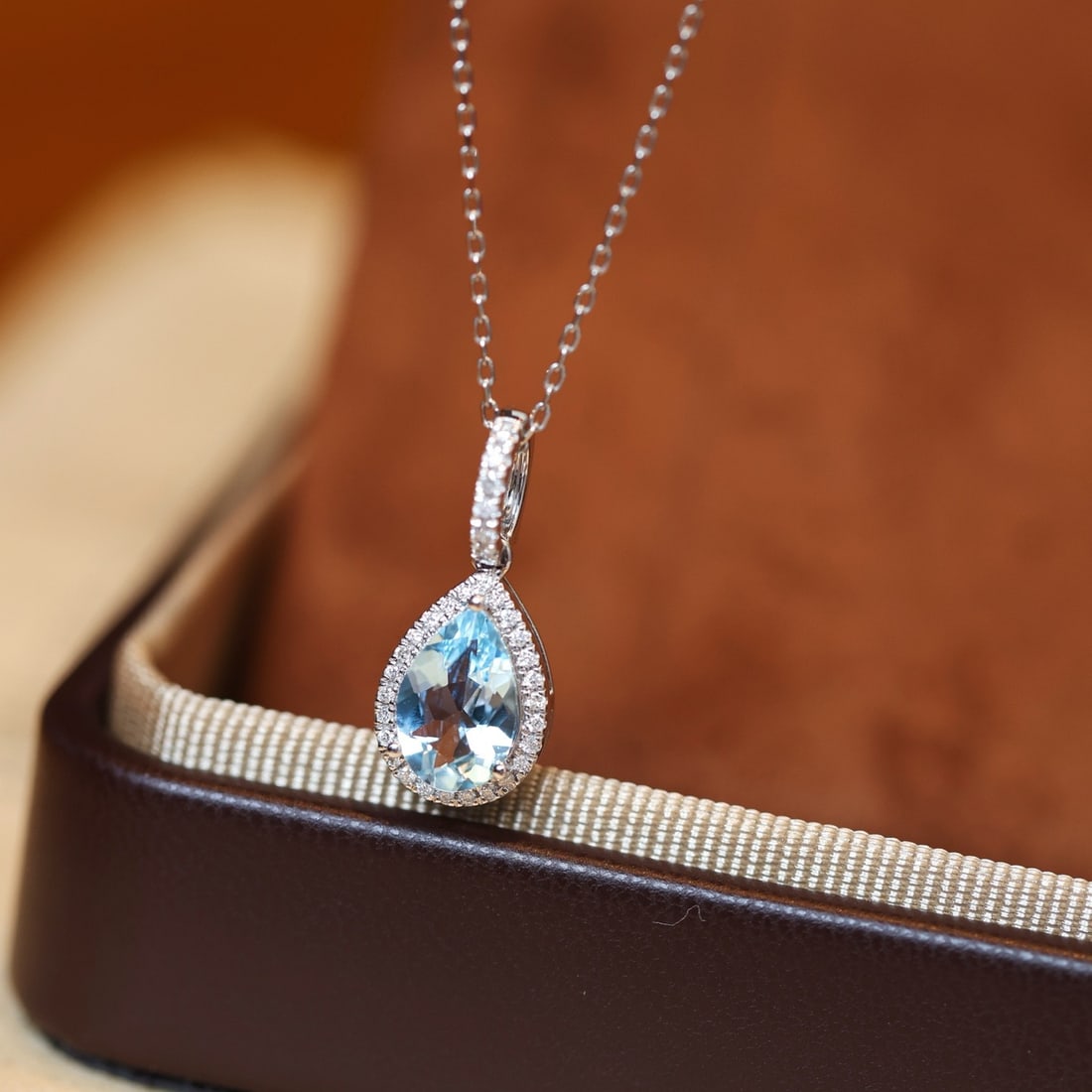 14k Gold 1.14 Ctw Natural Aquamarine & Diamond Pendant( Without Chain ): Ref:231112325 // gold content:14k gold // main gemstone:aquamarine // shape:pear // carat weight:1ct // color:santa maria color // treatment:natural // // adjacent gemstone 2 : diamond // shape:round