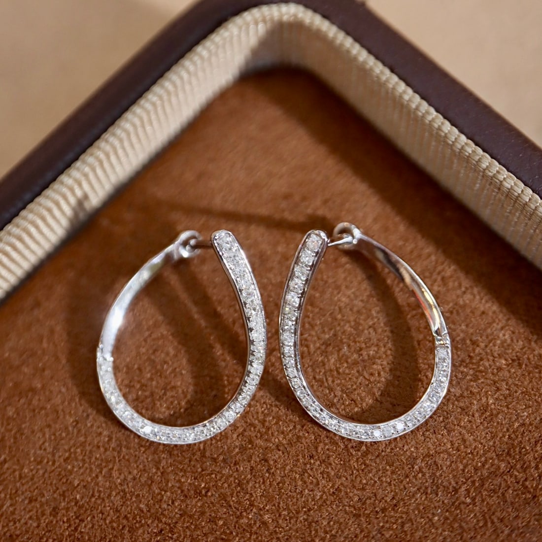 14k Gold 0.16 Ct Natural H Diamond Earrings: Ref:231112339 // gold content:14k gold // main gemstone:diamond // shape:round // carat weight:0. 16ct // clarity grade:vs-si // color:h // treatment:natural // cut grade:g // Low Estimate: 2400