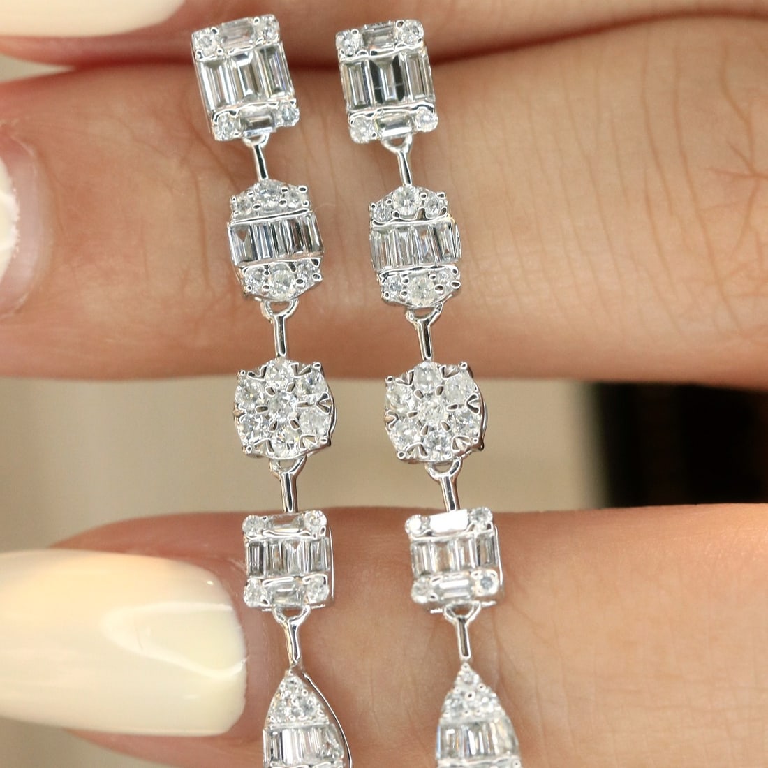 14k Gold 1 Ct Natural H Diamond Earrings: Ref:231112341 // gold content:14k gold // main gemstone:diamond // shape:multiple // carat weight:1ct // clarity grade:vs-si // color:h // treatment:natural // Low Estimate: 4600 Condition: New High