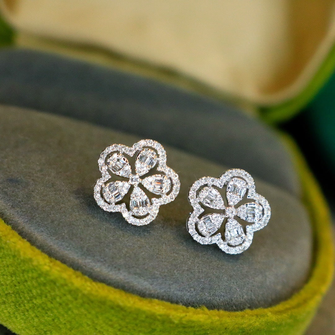14k Gold 0.32 Ct Natural H Diamond Earrings: Ref:231112345 // gold content:14k gold // main gemstone:diamond // shape:multiple // carat weight:0. 32ct // clarity grade:vs-si // color:h // treatment:natural // Low Estimate: 2400 Condition: New