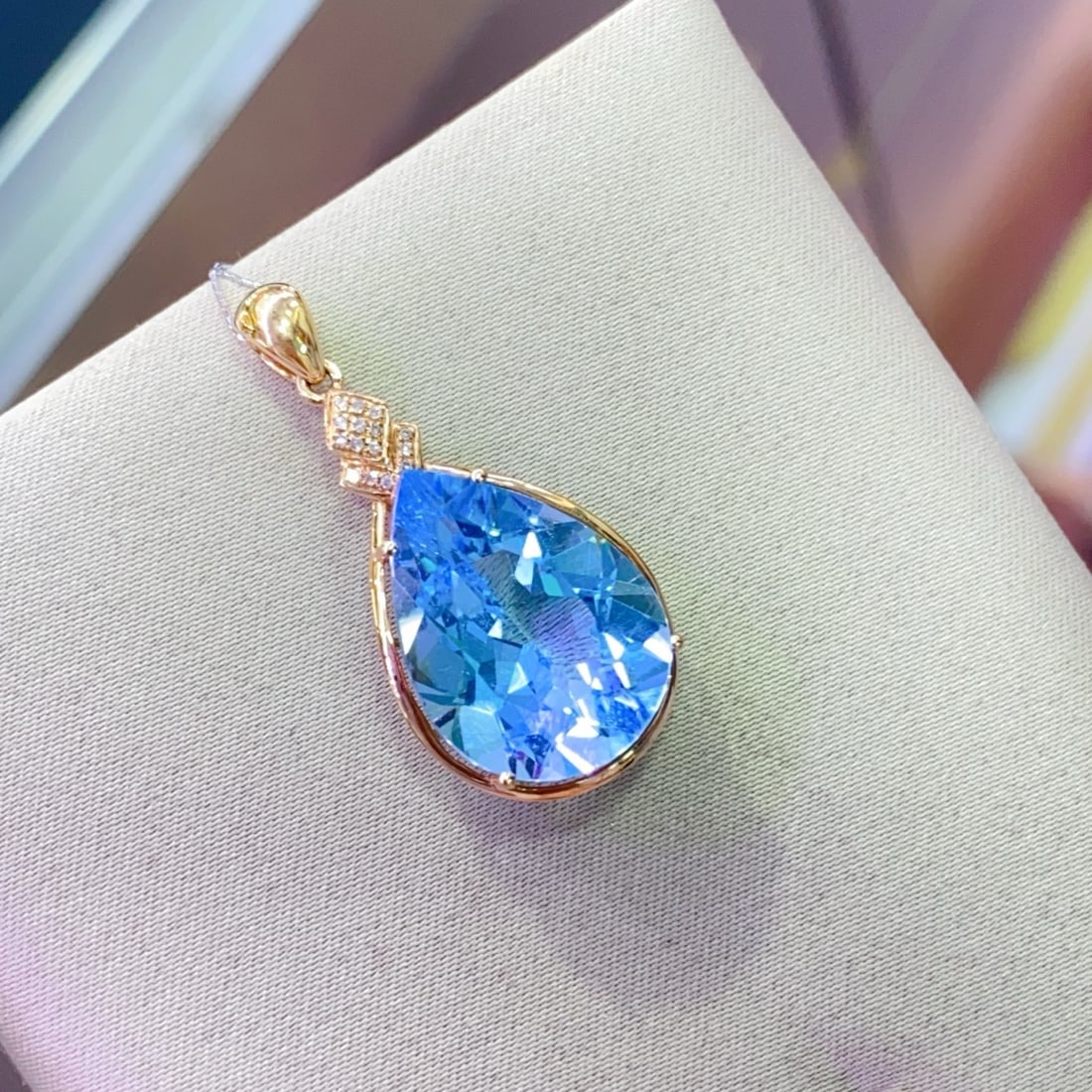 14k Gold 12.79 Ctw Natural Topaz & Diamond Pendant( Without Chain ): Ref:231112348 // gold content:14k gold // main gemstone:topaz // shape:pear // carat weight:12. 75ct // color:blue // treatment:natural // // adjacent gemstone 2 : diamond // number of stones:15 //