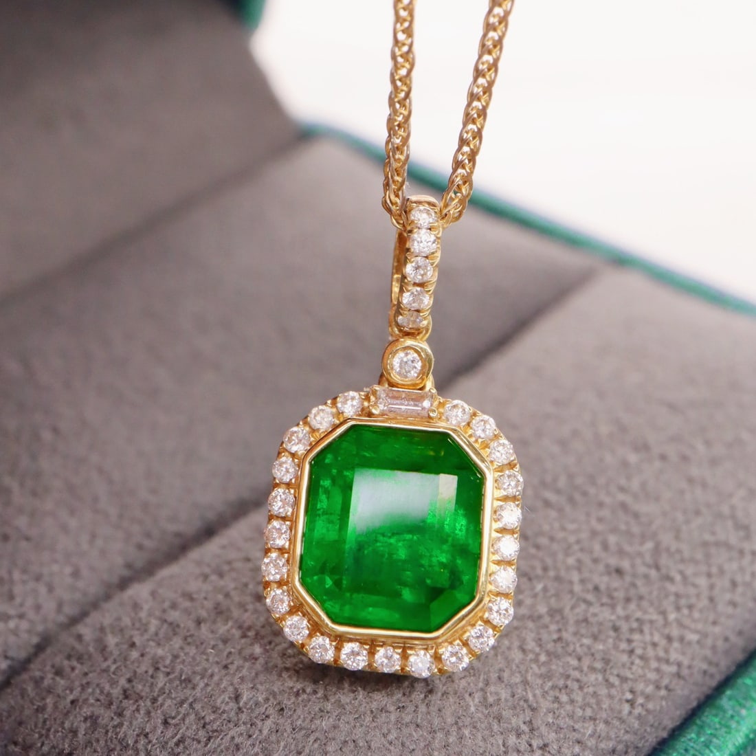14k Gold 2.05 Ctw Vivid Green Natural Emerald & Diamond Pendant( Without Chain ): Ref:231112350 // gold content:14k gold // main gemstone:emerald // shape:octagonal // carat weight:1. 90ct // color:vivid green // treatment:natural // // adjacent gemstone 2 : diamond // shape:round