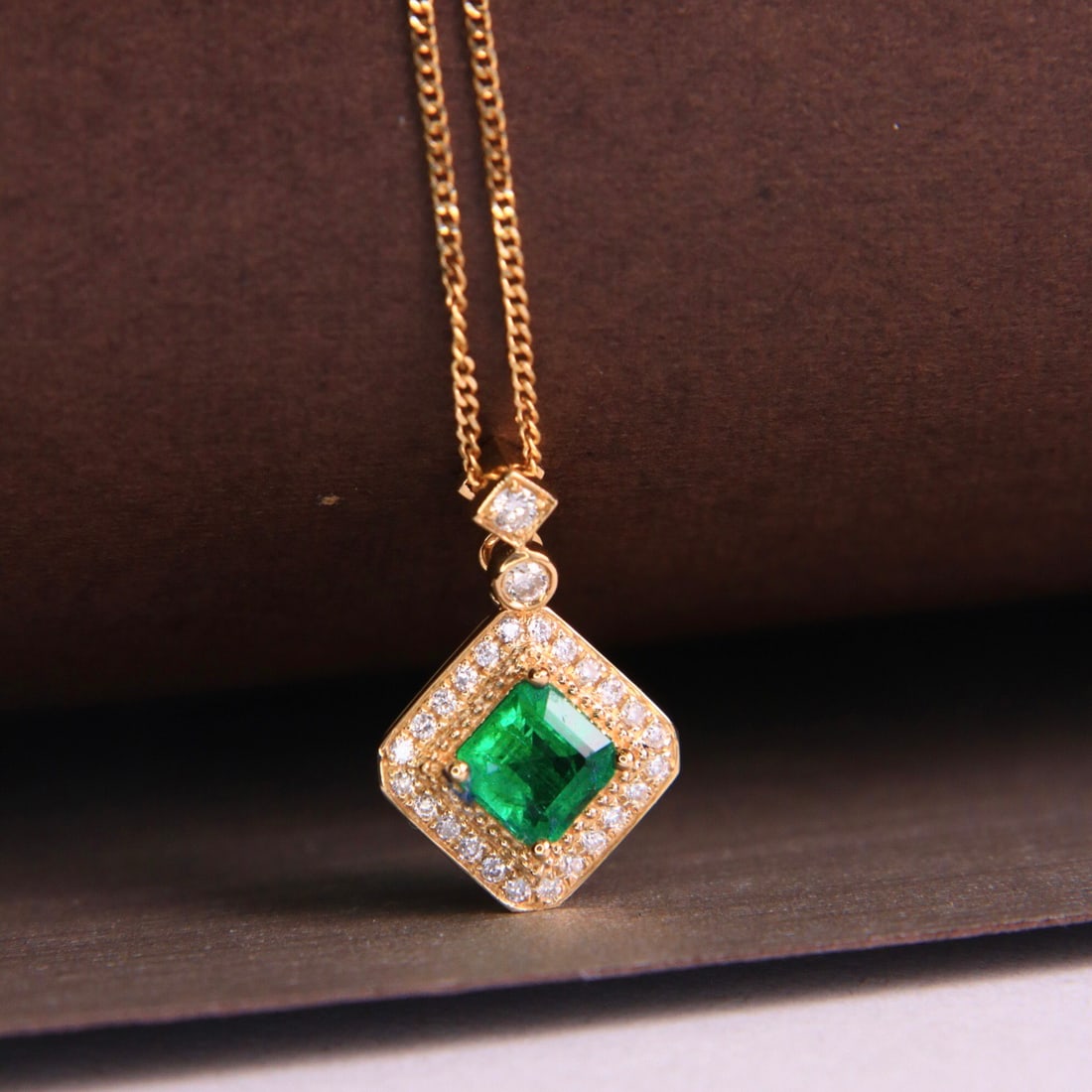 14k Gold 0.55 Ctw Vivid Green Natural Emerald & Diamond Necklace: Ref:231112359 // gold content:14k gold // main gemstone:emerald // shape:octagonal // carat weight:0. 43ct // color:vivid green // treatment:natural // // adjacent gemstone 2 : diamond // shape:round