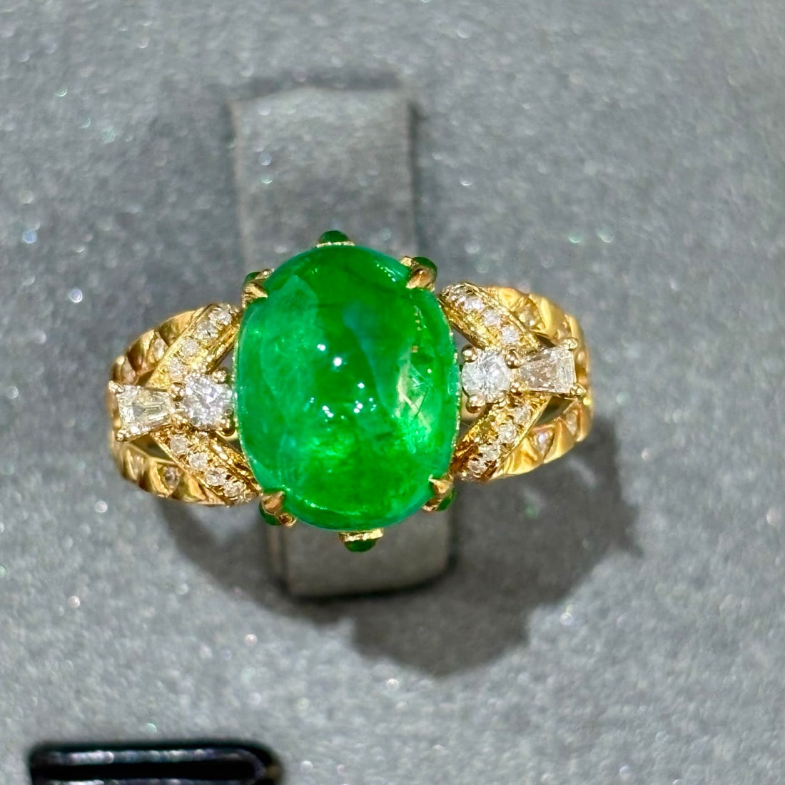 14k Gold 3.1 Ct Vivid Green Natural Emerald & Diamond Ring: Ref:231112372 // gold content:14k gold // ring size:7. 25us // // main gemstone:emerald // shape:oval // carat weight:3. 1ct // color:vivid green // treatment:natural // // adjacent gemstone 2 :