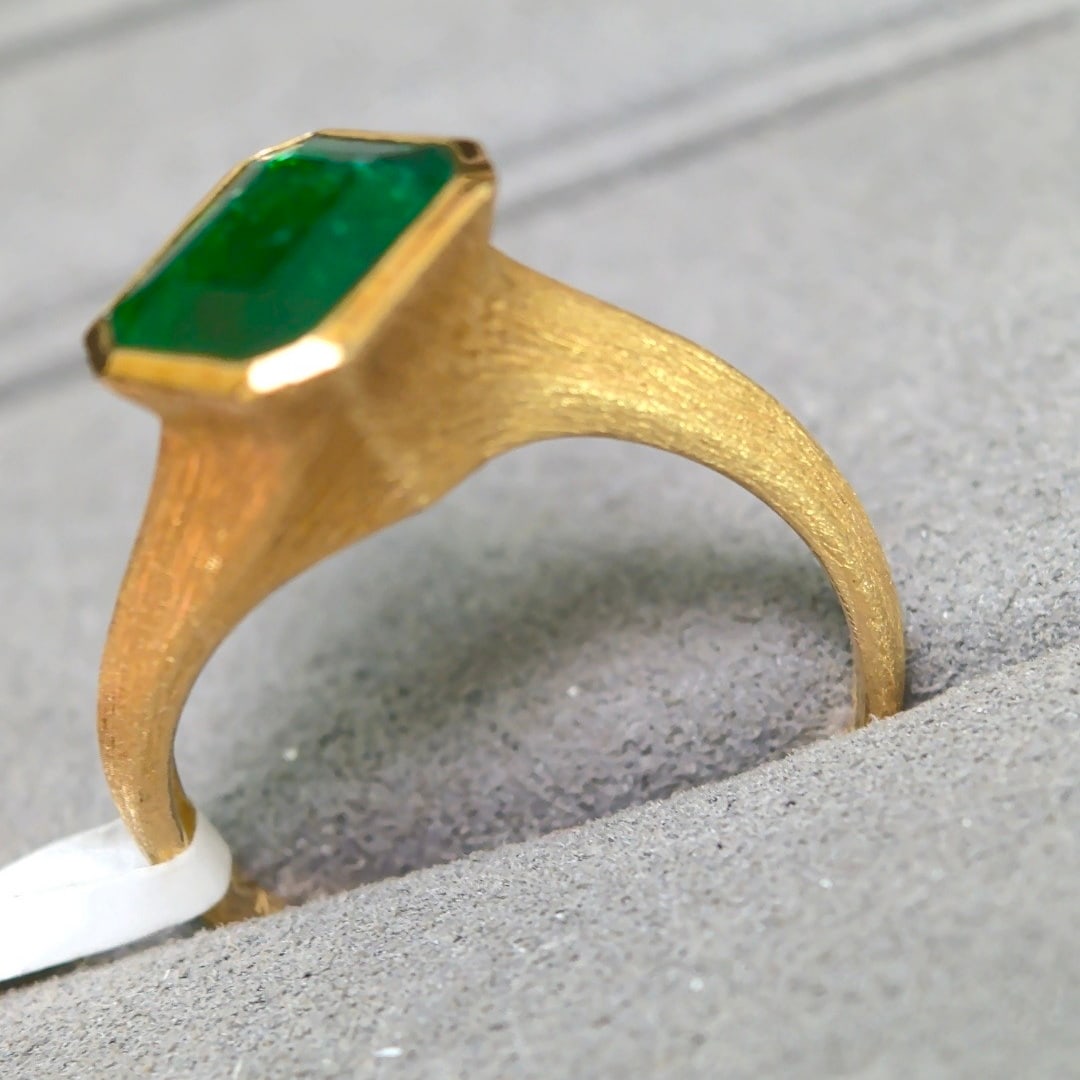 14k Gold 1.59 Ct Vivid Green Natural Emerald Ring - 4