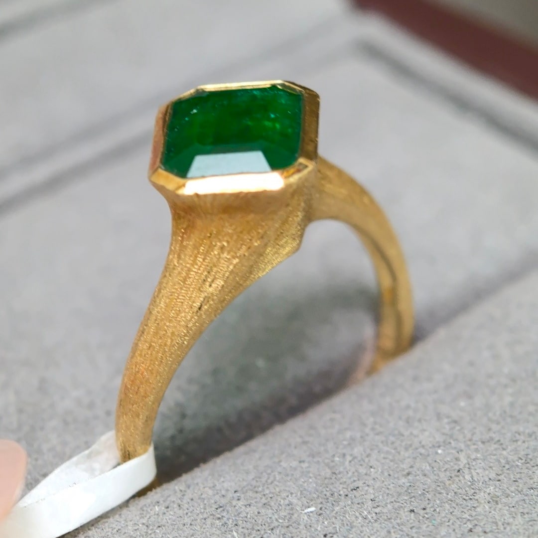 14k Gold 1.59 Ct Vivid Green Natural Emerald Ring - 5