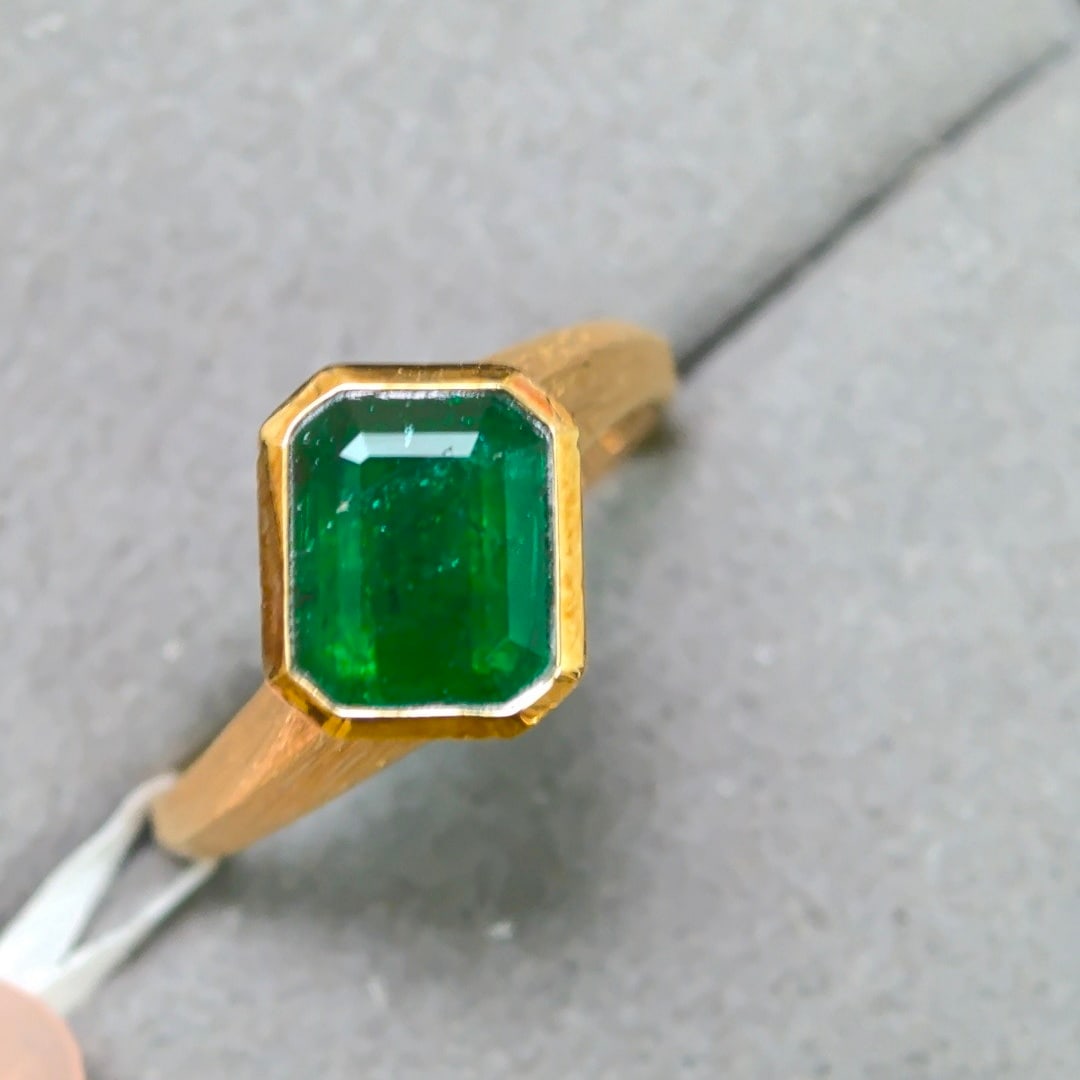 14k Gold 1.59 Ct Vivid Green Natural Emerald Ring - 6