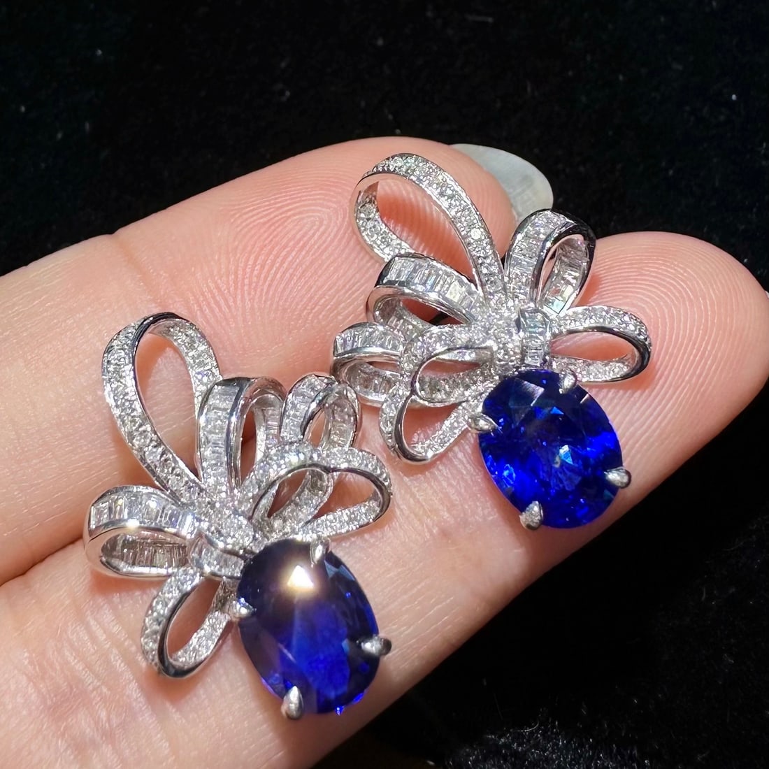 14k Gold 3.40 Ctw Natural Sapphire & Diamond Earrings: Ref:231112383 // gold content:14k gold // main gemstone:sapphire // shape:oval // carat weight:2. 65ct // color:royal blue // treatment:natural // // adjacent gemstone 2 : diamond // shape:multiple