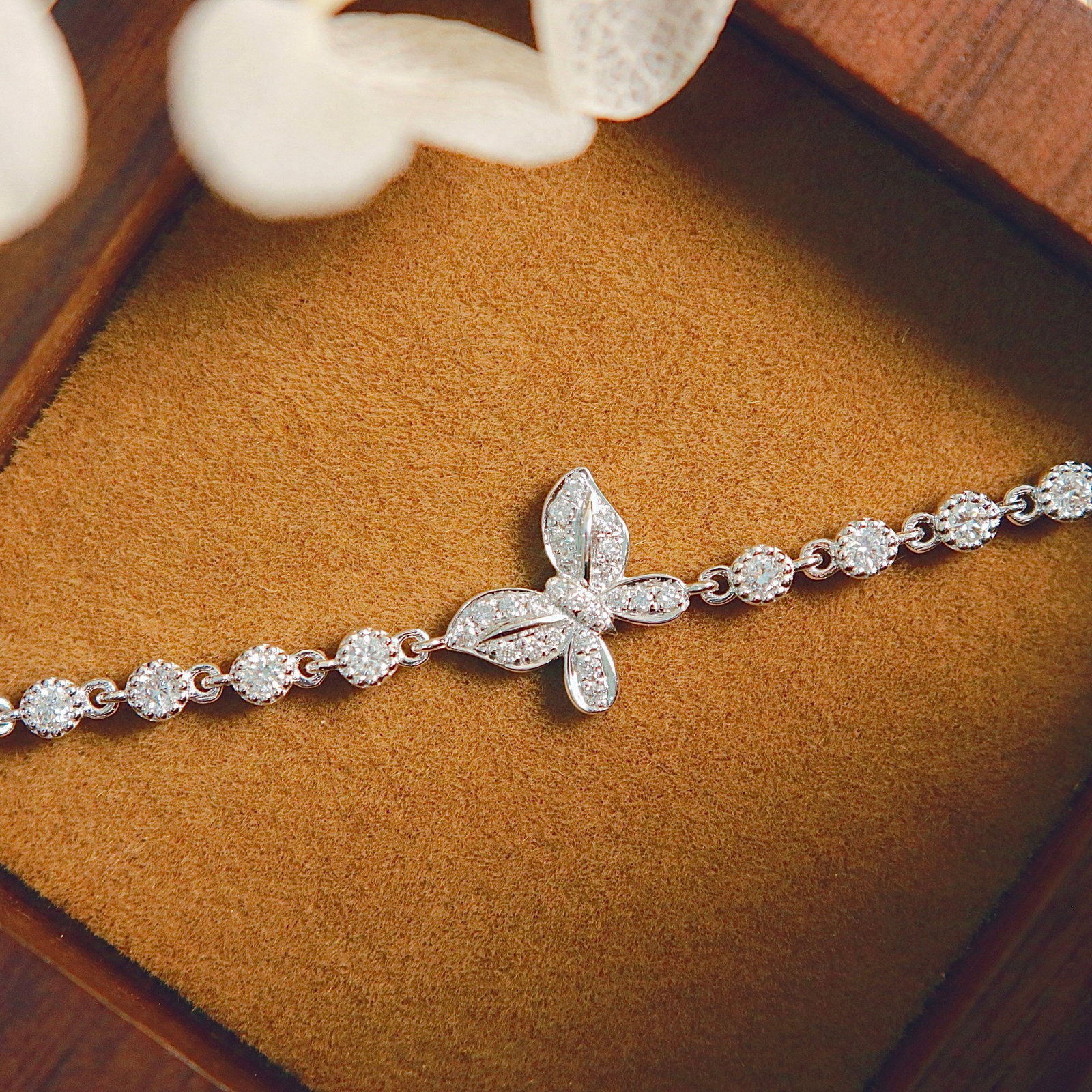 14k Gold 0.28 Ct Natural H Diamond Bracelet: Ref:231112385 // gold content:14k gold // main gemstone:diamond // shape:round // carat weight:0. 28ct // clarity grade:vs-si // color:h // treatment:natural // cut grade:g // High Estimate: 3000