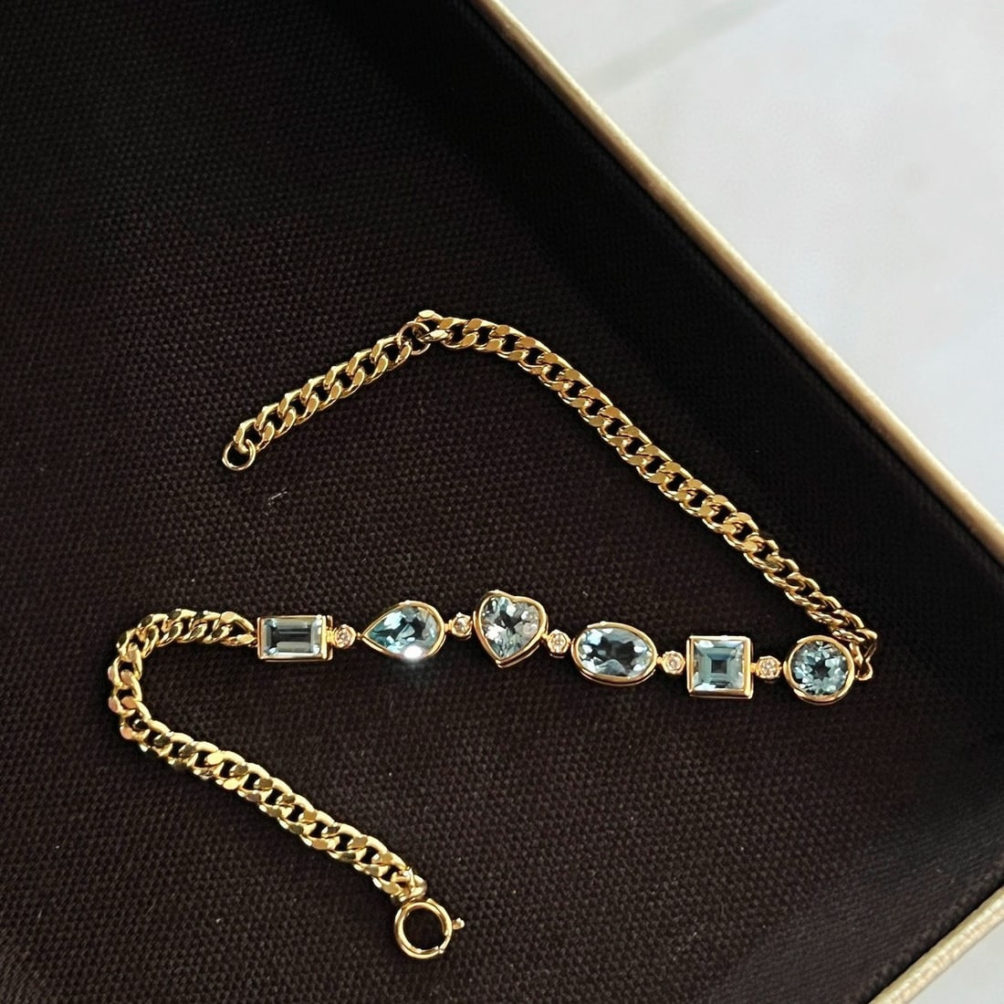 14k Gold 2.7 Ct Natural Aquamarine & Diamond Bracelet: Ref:231112392 // gold content:14k gold // main gemstone:aquamarine // shape:multiple // carat weight:2. 7ct // color:blue // treatment:natural // // adjacent gemstone 2 : diamond // shape:round //