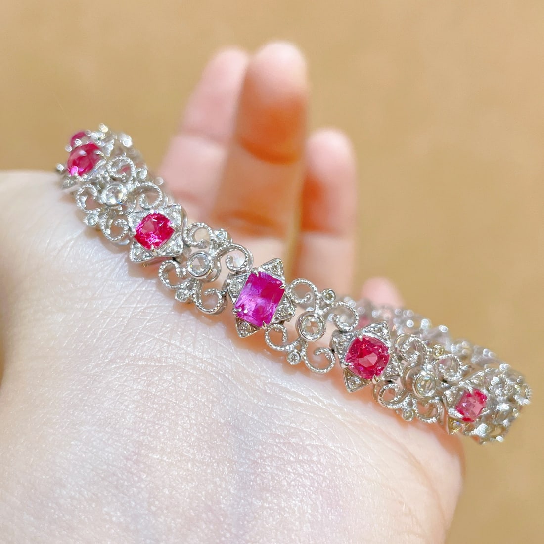 14k Gold 7.77 Ctw Natural Spinel & Diamond Bracelet: Ref:231112407 // gold content:14k gold // main gemstone:spinel // shape:multiple // carat weight:6. 74ct // color:red // treatment:natural // // adjacent gemstone 2 : diamond // shape:round // carat