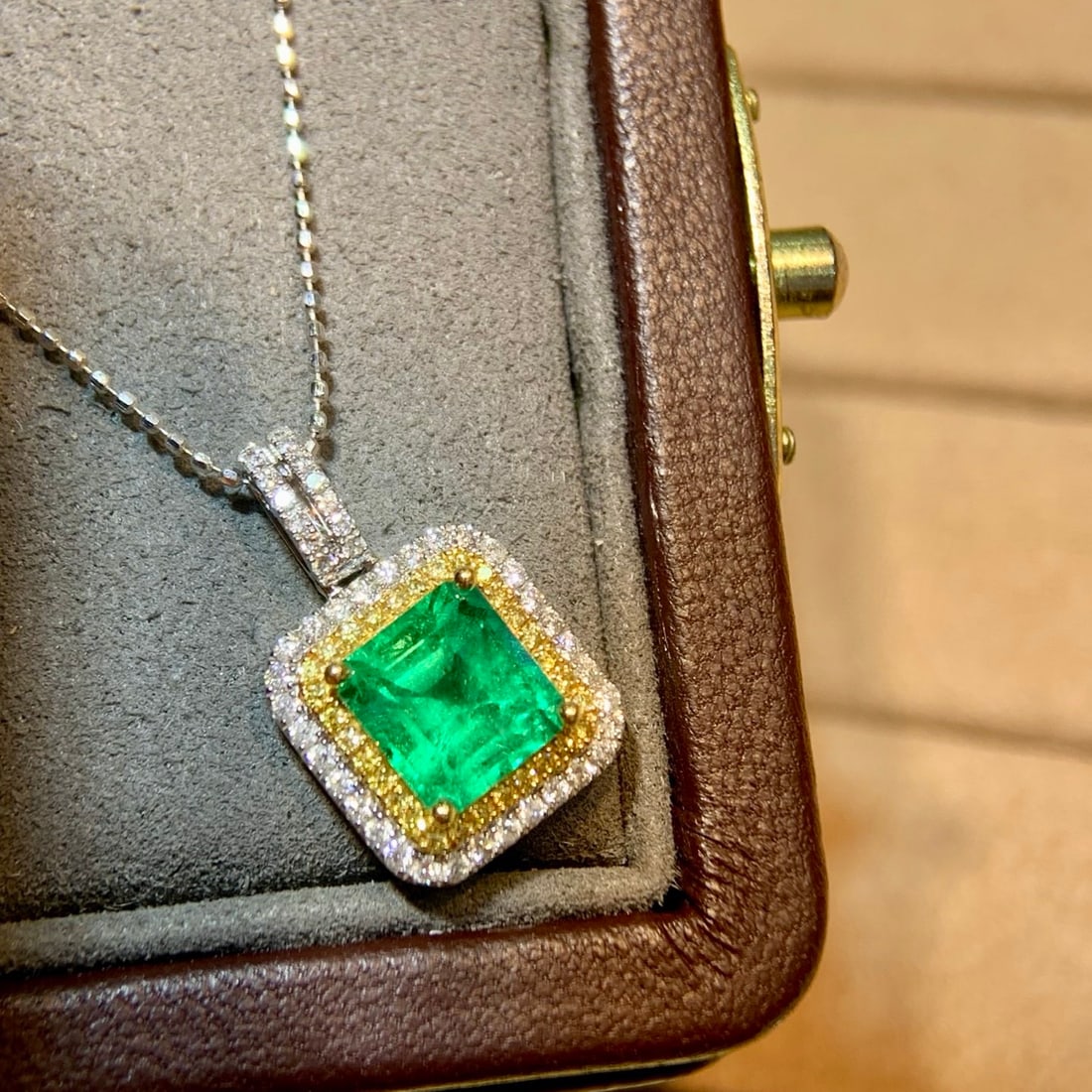 14k Gold 2.11 Ctw Natural Emerald & Diamond Pendant( Without Chain ): Ref:231112422 // gold content:14k gold // main gemstone:emerald // shape:octagonal // carat weight:1. 76ct // color:green // treatment:natural // // adjacent gemstone 2 : diamond // shape:round // car