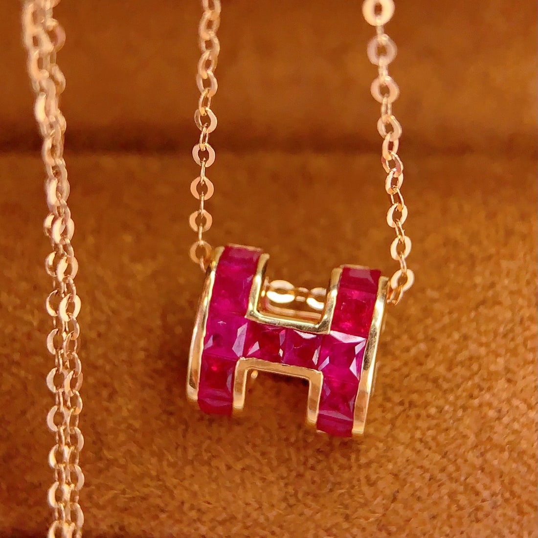 14k Gold 1 Ct Natural Ruby Necklace: Ref:231112435 // gold content:14k gold // main gemstone:ruby // shape:princess // carat weight:1ct // color:red // treatment:natural // Condition: New High Estimate: 2800 Low Estimate: 1900