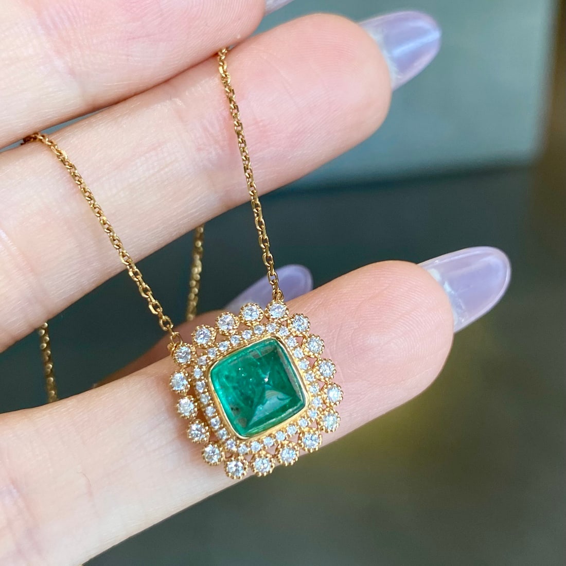 14k Gold 2.37 Ctw Vivid Green Natural Emerald & Diamond Necklace: Ref:231112444 // gold content:14k gold // main gemstone:emerald // shape:sugar-loaf // carat weight:1. 95ct // color:vivid green // treatment:natural // // adjacent gemstone 2 : diamond //