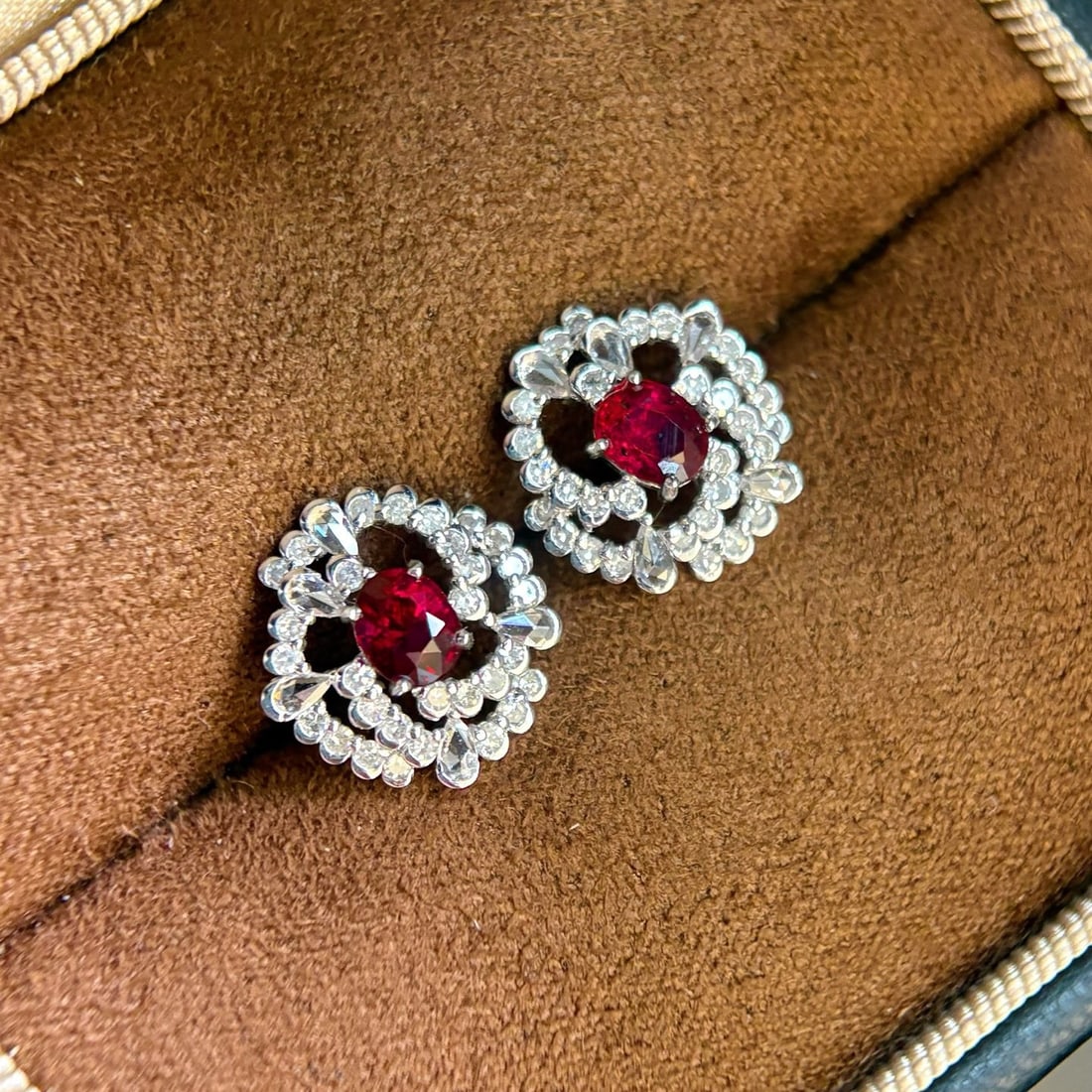 14k Gold 1.48 Ctw Natural Ruby & Diamond Earrings: Ref:231112446 // gold content:14k gold // main gemstone:ruby // shape:oval // carat weight:0. 92ct // color:pigeonblood red // treatment:natural // // adjacent gemstone 2 : diamond // shape:round // c