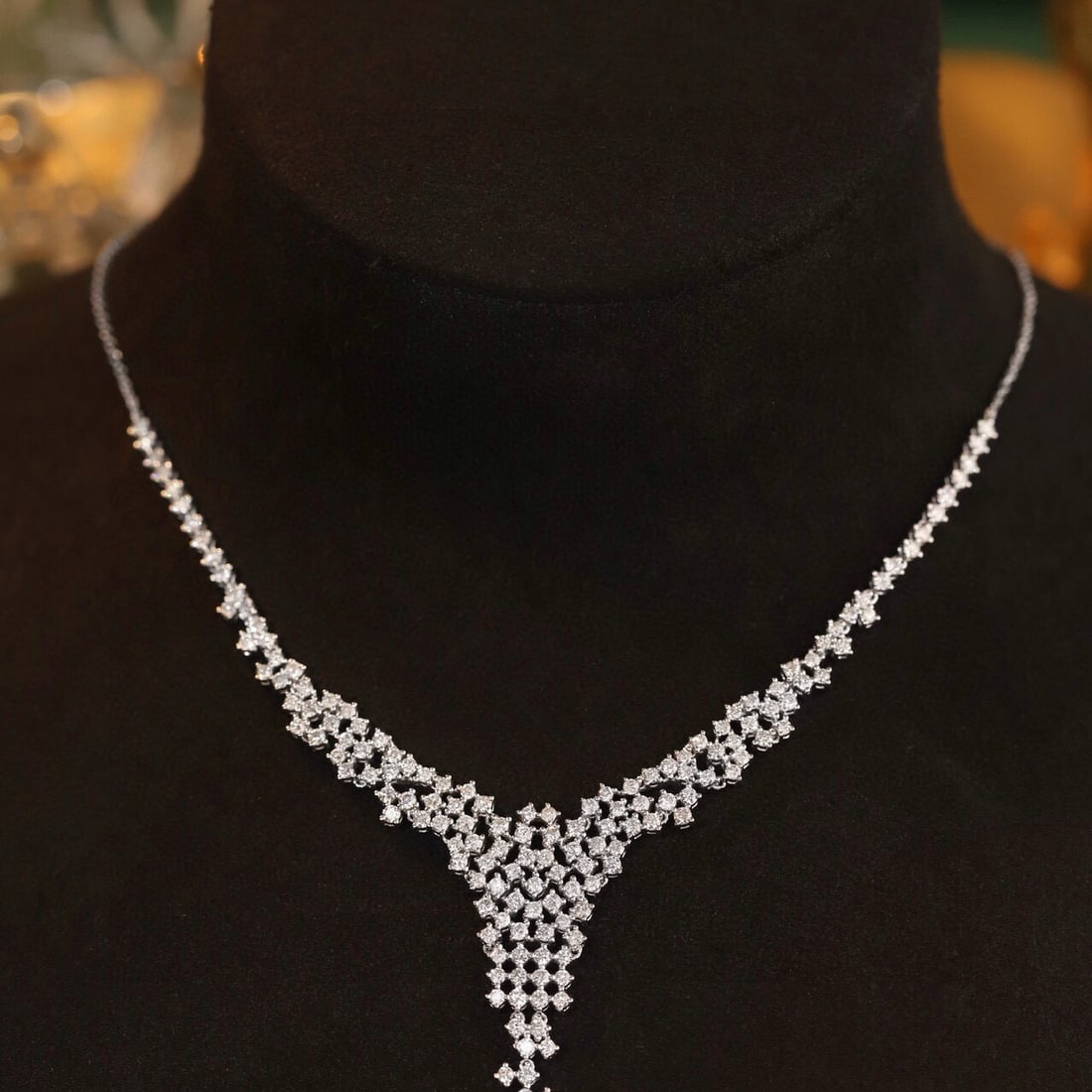 14k Gold 3 Ct Natural H Diamond Necklace: Ref:231109001 // gold content:14k gold // main gemstone:diamond // shape:round // carat weight:3ct // clarity grade:vs-si // color:h // treatment:natural // cut grade:g // Low Estimate: 10000