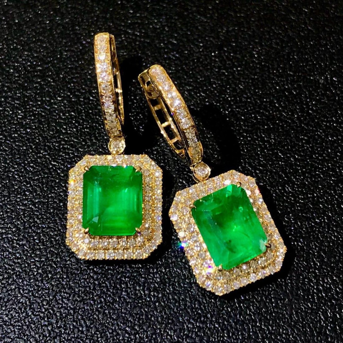 14k Gold 3.50 Ctw Vivid Green Natural Emerald & Diamond Earrings: Ref:231109029 // gold content:14k gold // main gemstone:emerald // shape:octagonal // carat weight:2. 98ct // color:vivid green // treatment:natural // // adjacent gemstone 2 : diamond // shape:round 