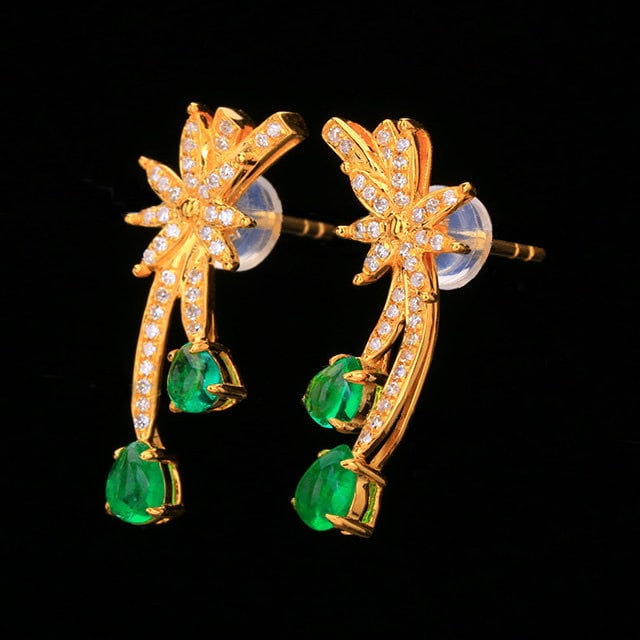 14k Gold 1.07 Ctw Vivid Green Natural Emerald & Diamond Earrings: Ref:231109068 // gold content:14k gold // main gemstone:emerald // shape:pear // carat weight:0. 86ct // color:vivid green // treatment:natural // // adjacent gemstone 2 : diamond // number of stones: