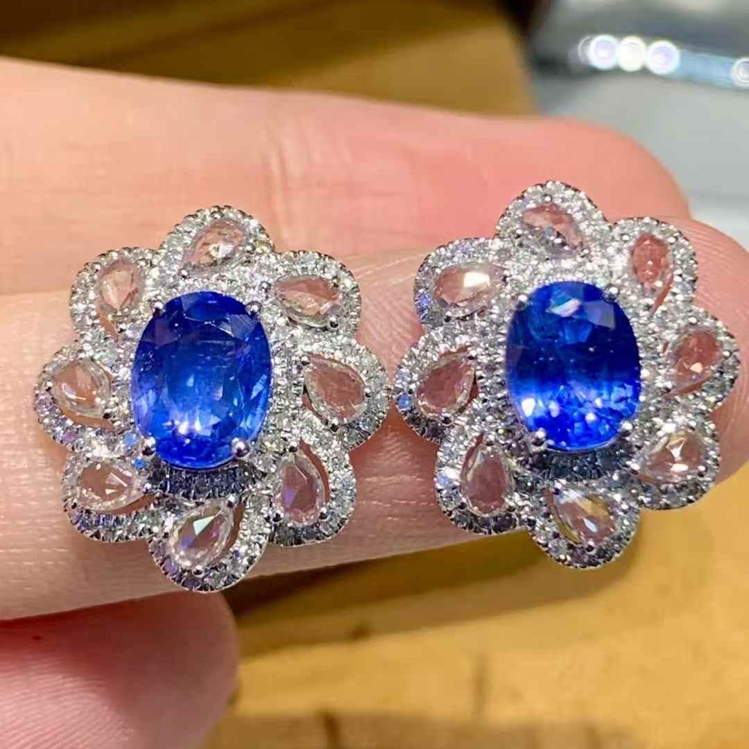14k Gold 2.4 Ct Natural Sapphire & Diamond Earrings: Ref:231109071 // gold content:14k gold // main gemstone:sapphire // shape:oval // carat weight:2. 4ct // color:blue // treatment:natural // // adjacent gemstone 2 : diamond // shape:round // clarity