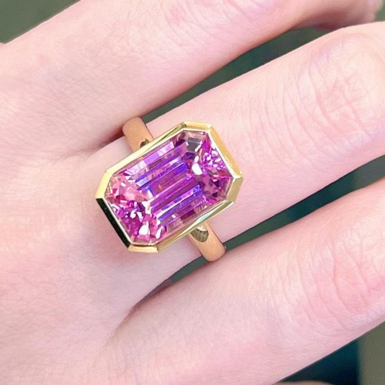 14k Gold 8.50 Ct Natural Kunzite Ring: Ref:231109086 // gold content:14k gold // ring size:7. 25us // // main gemstone:kunzite // shape:octagonal // carat weight:8. 50ct // color:purple // treatment:natural // Condition: New High Estimate: