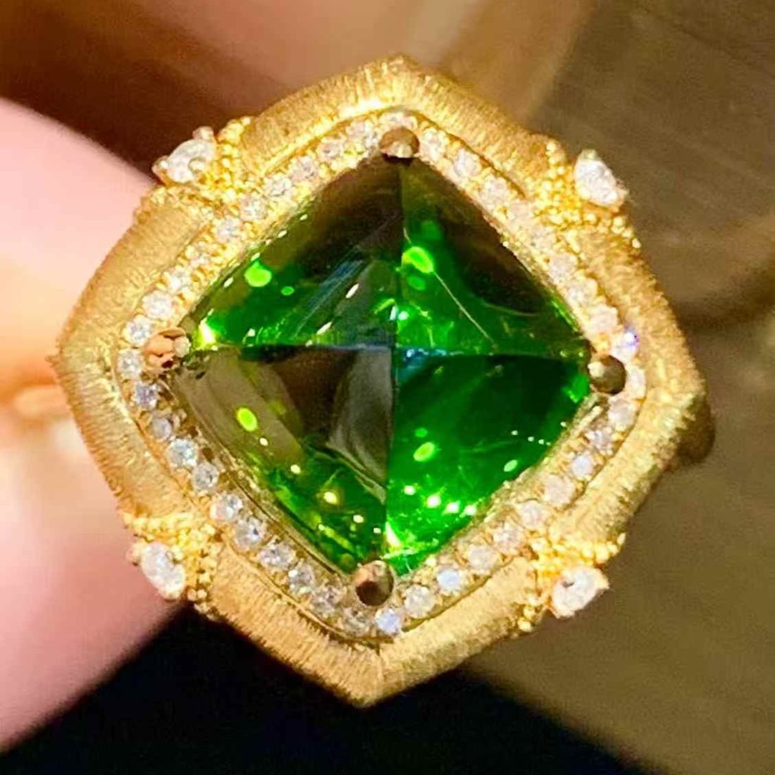 14k Gold 4.85 Ct Natural Tourmaline & Diamond Ring: Ref:231109090 // gold content:14k gold // ring size:7. 25us // // main gemstone:tourmaline // shape:sugar-loaf // carat weight:4. 85ct // color:green // treatment:natural // // adjacent gemstone 2 : d