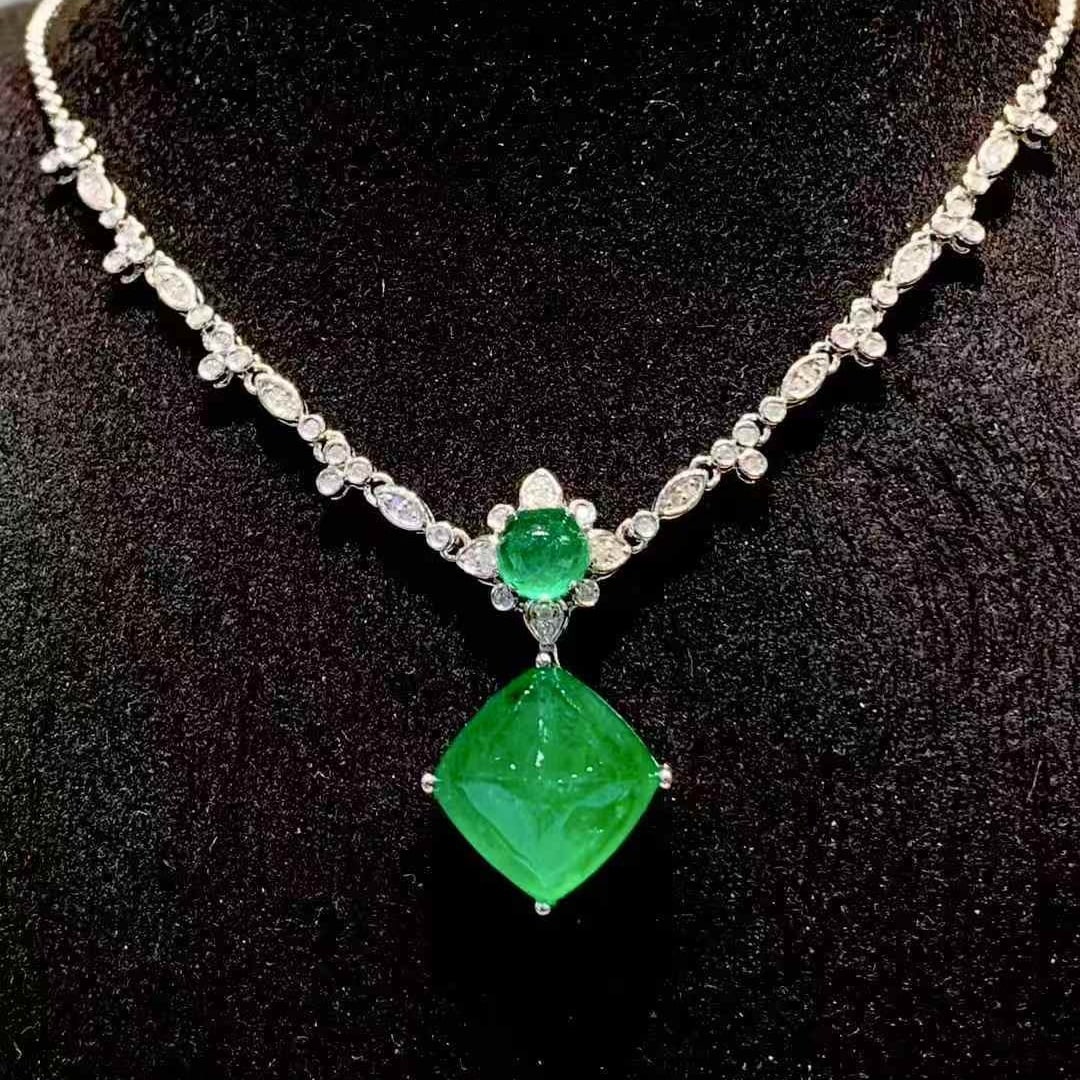 14k Gold 6.9 Ct Vivid Green Natural Emerald & Diamond Necklace: Ref:231109102 // gold content:14k gold // main gemstone:emerald // shape:sugar-loaf // carat weight:6. 9ct // color:vivid green // treatment:natural // // adjacent gemstone 2 : diamond // shape:round 