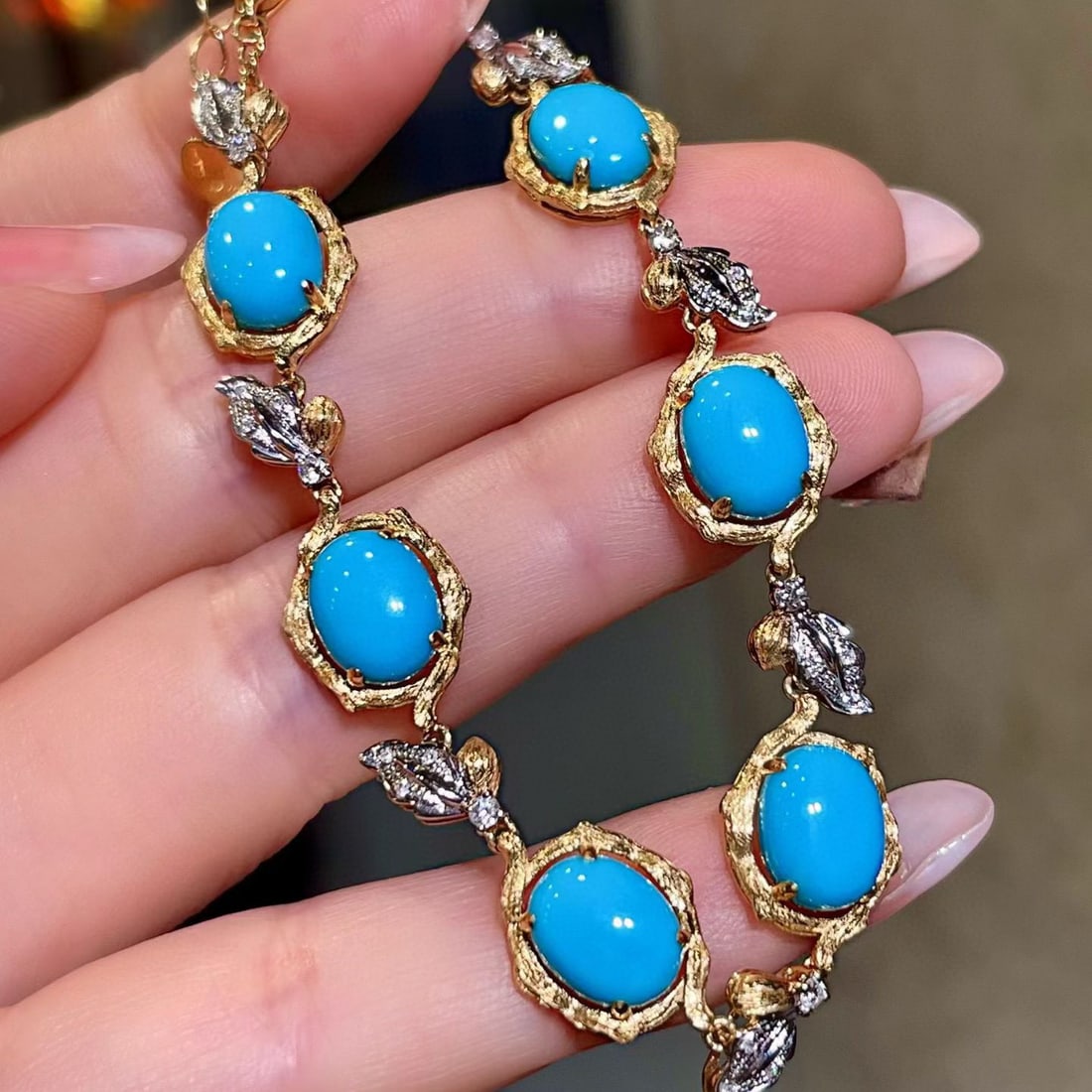14k Gold 10.64 Ctw Natural Blue Turquoise & Diamond Bracelet: Ref:231109133 // gold content:14k gold // main gemstone:blue turquoise // shape:oval // carat weight:10. 39ct // color:blue // treatment:natural // // adjacent gemstone 2 : diamond // shape:round // c