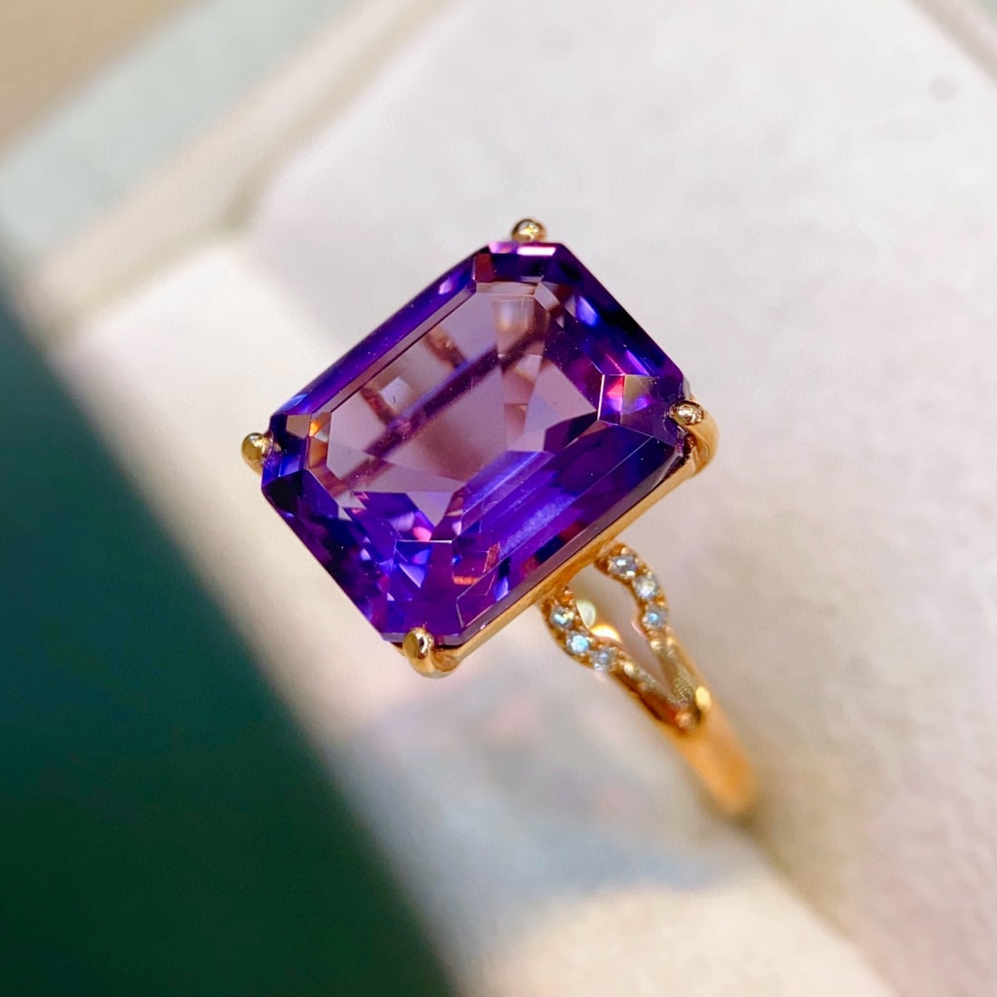 14k Gold 5.28 Ctw Natural Amethyst & Diamond Ring: Ref:231109142 // gold content:14k gold // ring size:7. 25us // // main gemstone:amethyst // shape:octagonal // carat weight:5. 25ct // color:purple // treatment:natural // // adjacent gemstone 2 :