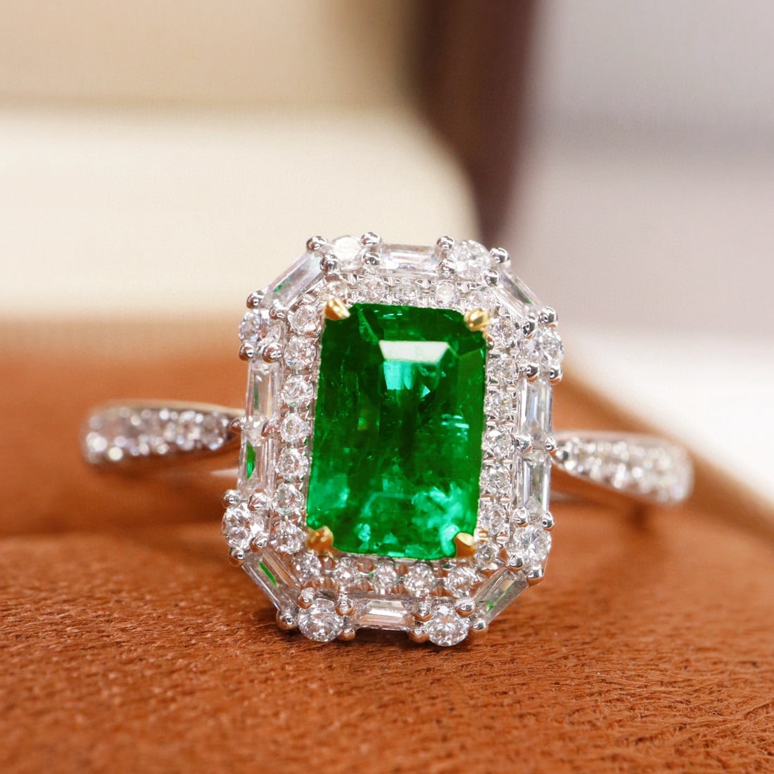 14k Gold 1.35 Ctw Vivid Green Natural Emerald & Diamond Ring: Ref:231109189 // gold content:14k gold // ring size:7. 25us // // main gemstone:emerald // shape:octagonal // carat weight:1. 00ct // color:vivid green // treatment:natural // // adjacent gemstone 2 :
