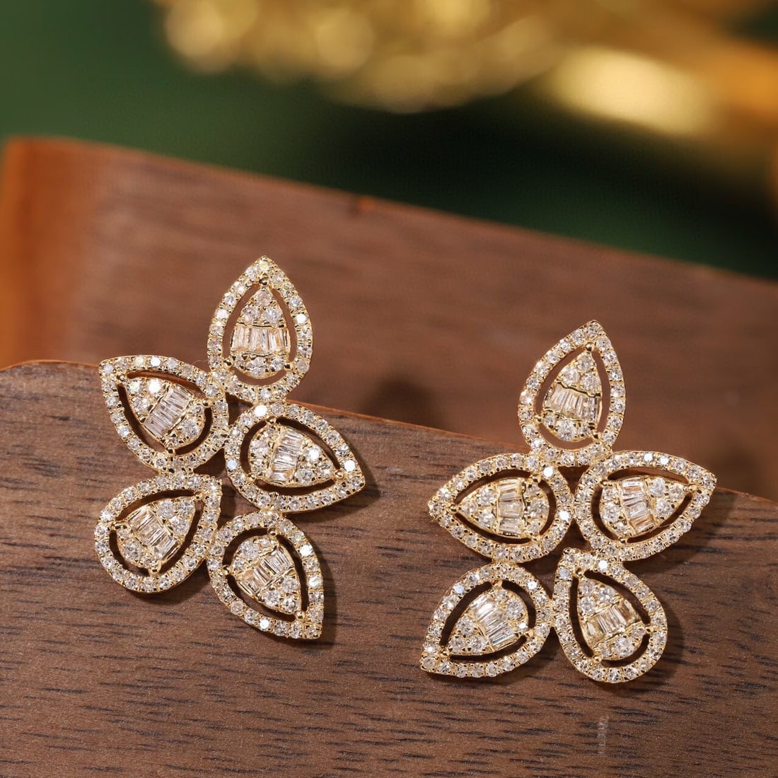 14k Gold 0.90 Ct Natural H Diamond Earrings: Ref:231109206 // gold content:14k gold // main gemstone:diamond // shape:multiple // carat weight:0. 90ct // clarity grade:vs-si // color:h // treatment:natural // Condition: New Low Estimate: 3100