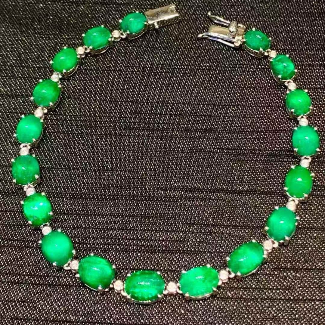 14k Gold 16 Ct Natural Emerald & Diamond Necklace: Ref:231109231 // gold content:14k gold // main gemstone:emerald // shape:oval // carat weight:16ct // color:green // treatment:natural // // adjacent gemstone 2 : diamond // shape:round // clarity