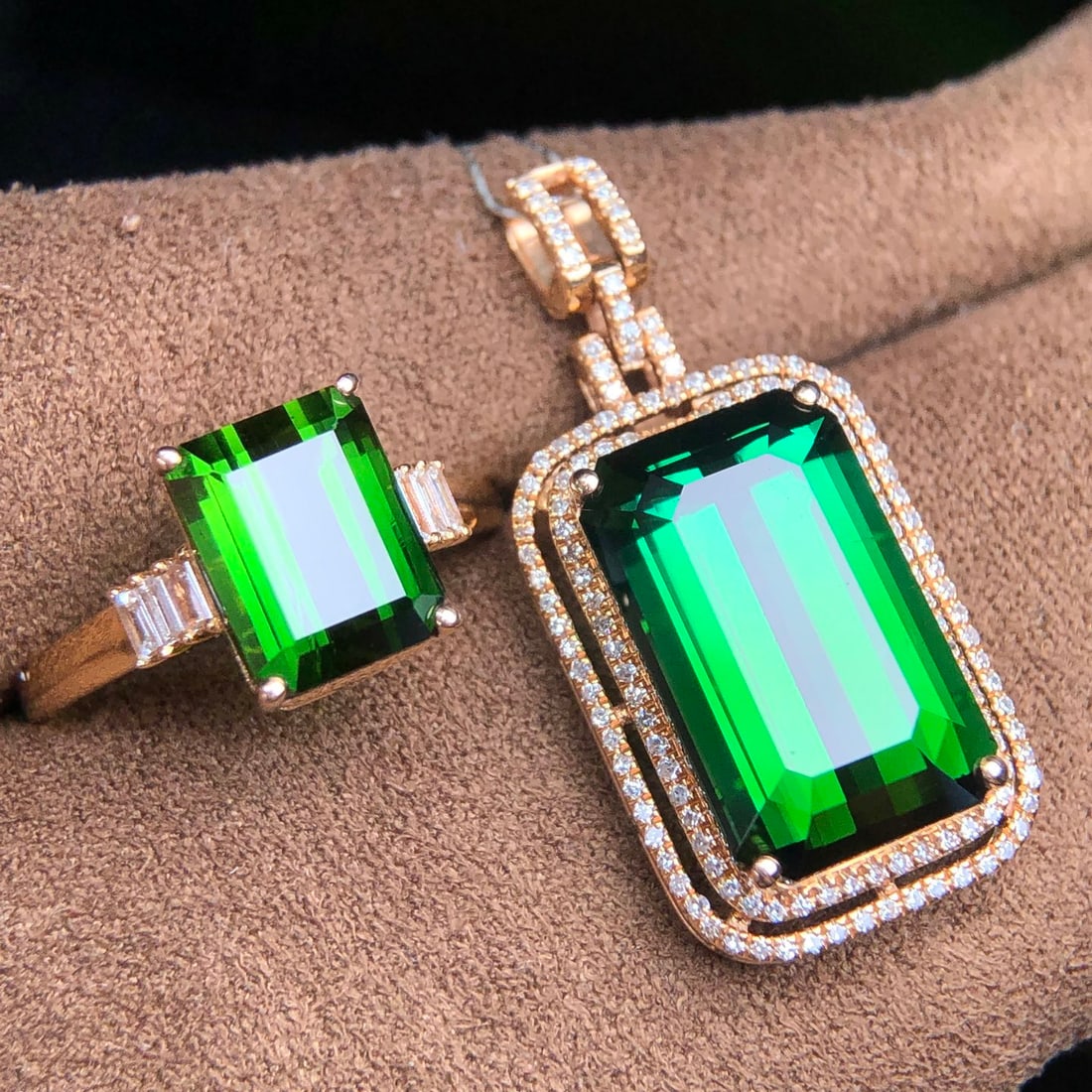 14k Gold 13.99 Ct Natural Tourmaline & Diamond Jewelry Set: Ref:231110016 // gold content:14k gold // ring size:7. 25us // // pendant(without chain) // main gemstone:tourmaline // shape:octagonal // carat weight:10. 33ct // color:green // treatment:natural // 