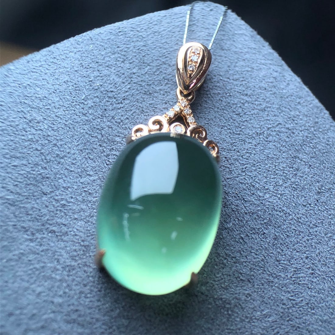 14k Gold 17.54 Ct Natural Prehnite & Diamond Pendant( Without Chain ): Ref:231110023 // gold content:14k gold // main gemstone:prehnite // shape:oval // carat weight:17. 54ct // color:green // treatment:natural // // adjacent gemstone 2 : diamond // shape:round //