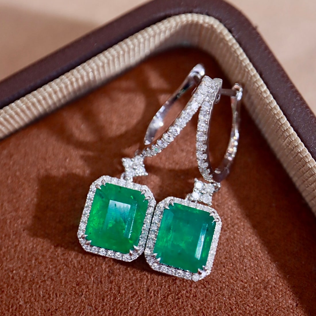 14k Gold 4.46 Ctw Natural Emerald & Diamond Earrings: Ref:231110036 // gold content:14k gold // main gemstone:emerald // shape:octagonal // carat weight:4. 06ct // color:green // treatment:natural // // adjacent gemstone 2 : diamond // shape:round // car