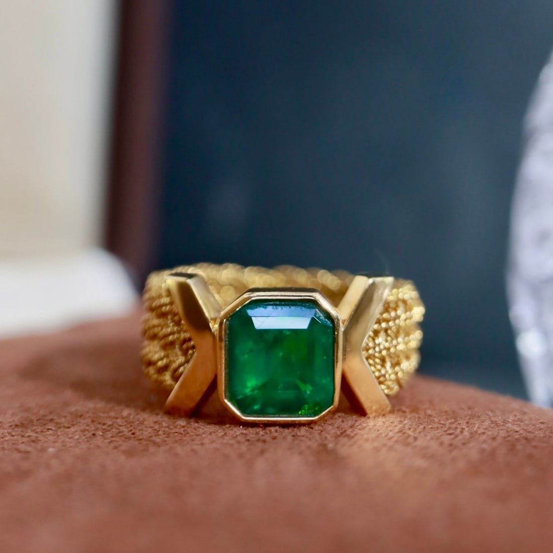 14k Gold 1.37 Ct Vivid Green Natural Emerald Ring: Ref:231110037 // gold content:14k gold // ring size:7. 25us // // main gemstone:emerald // shape:octagonal // carat weight:1. 37ct // color:vivid green // treatment:natural // Condition: New High Esti