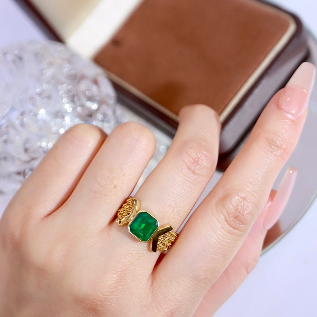 14k Gold 1.37 Ct Vivid Green Natural Emerald Ring - 4