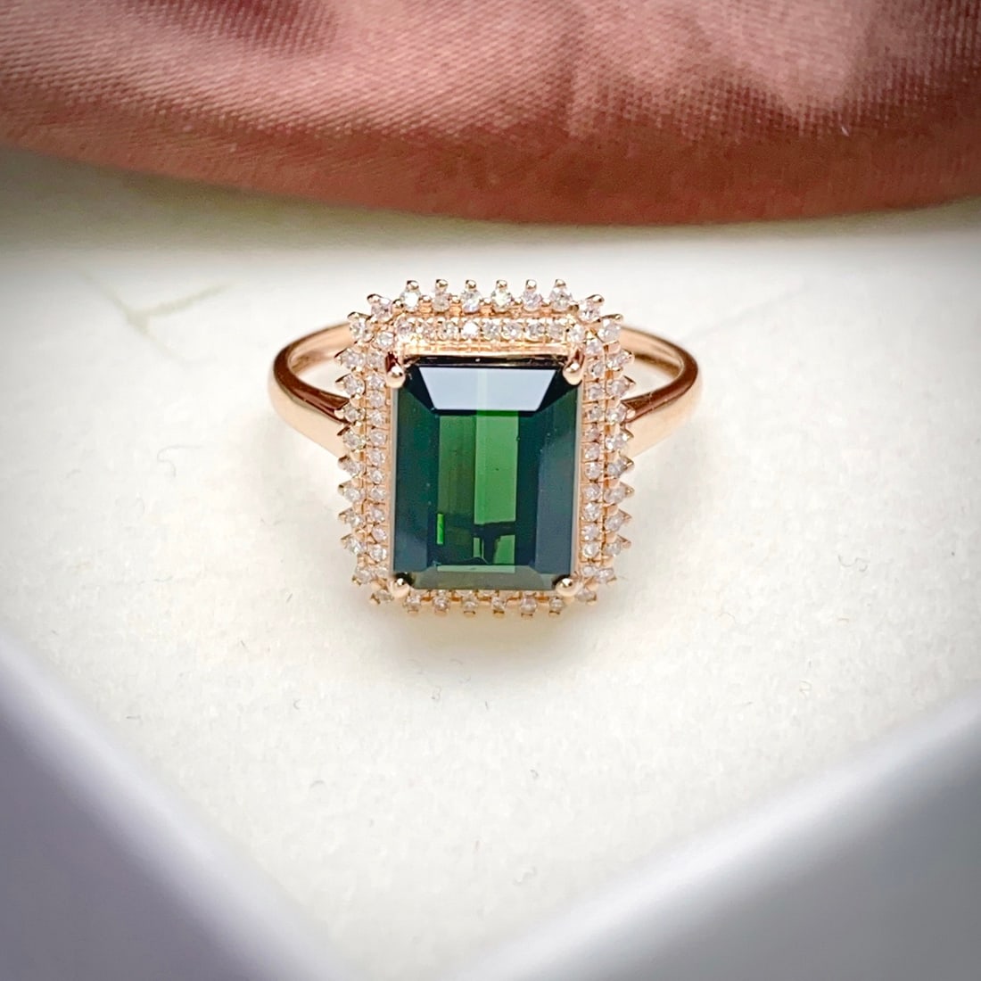 14k Gold 4.00 Ct Natural Tourmaline & Diamond Ring: Ref:231110038 // gold content:14k gold // ring size:7. 25us // // main gemstone:tourmaline // shape:octagonal // carat weight:4. 00ct // color:green // treatment:natural // // adjacent gemstone 2 : di