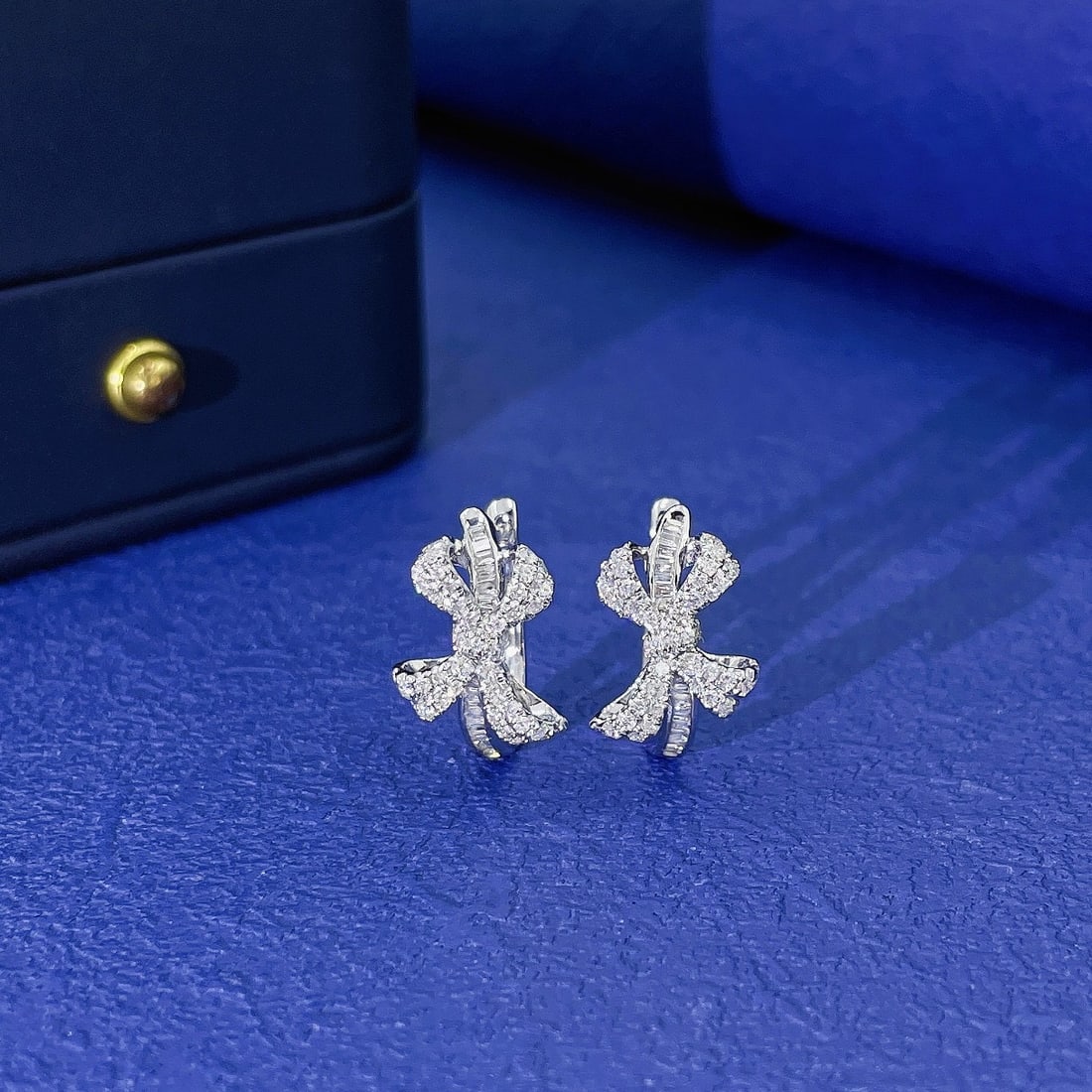 14k Gold 0.56 Ctw Natural H Diamond Earrings: Ref:231110045 // gold content:14k gold // main gemstone:diamond // shape:baguette // carat weight:0. 10ct // clarity grade:vs-si // color:h // treatment:natural // // adjacent gemstone 2 : diamond //