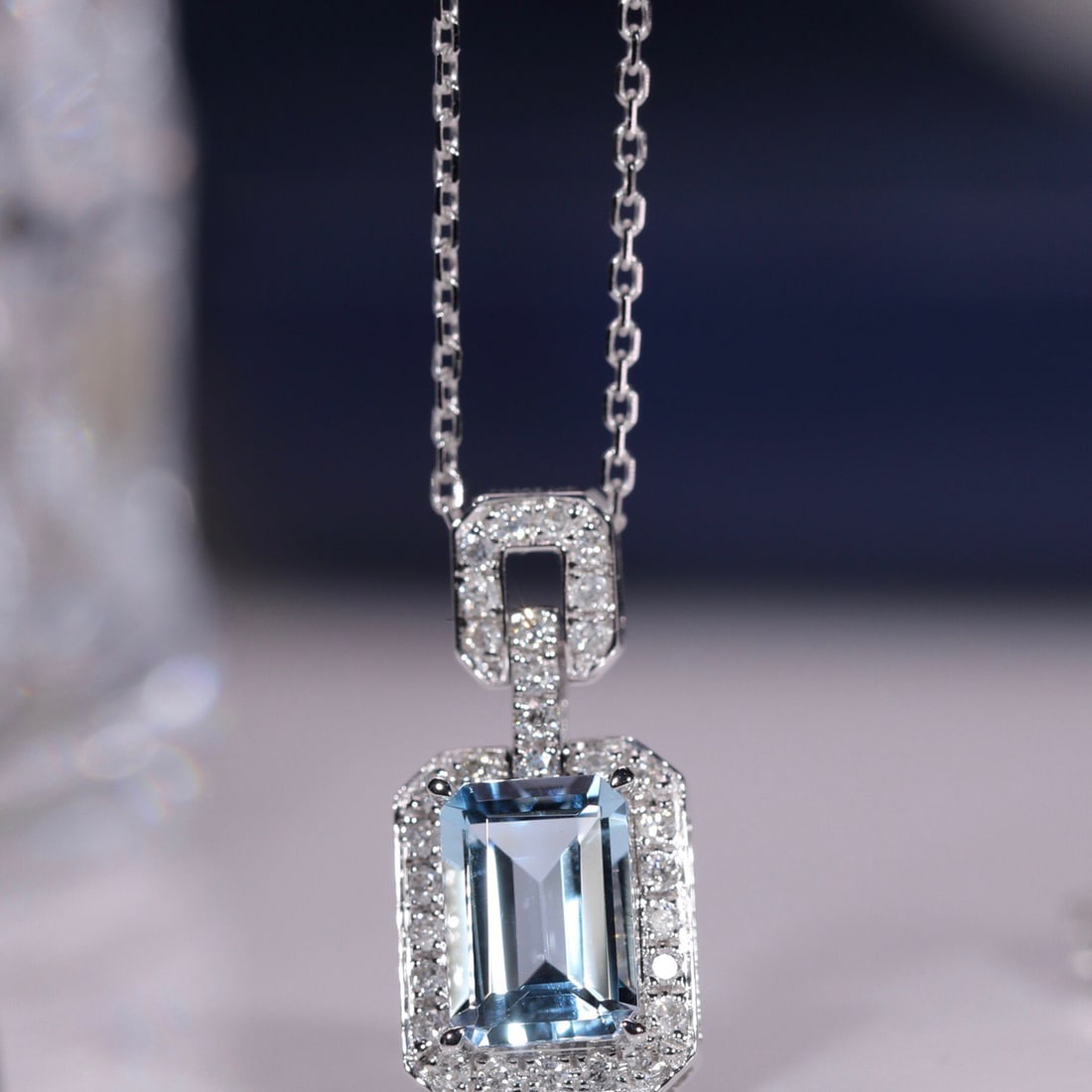 14k Gold 1.00 Ct Natural Aquamarine & Diamond Pendant( Without Chain ): Ref:231110070 // gold content:14k gold // main gemstone:aquamarine // shape:octagonal // carat weight:1. 00ct // color:blue // treatment:natural // // adjacent gemstone 2 : diamond // shape:round //