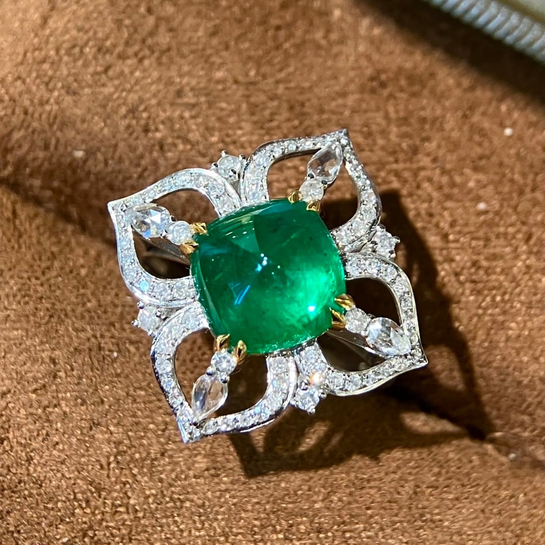 14k Gold 4.08 Ctw Vivid Green Natural Emerald & Diamond Ring: Ref:231110076 // gold content:14k gold // ring size:7. 25us // // main gemstone:emerald // shape:sugar-loaf // carat weight:3. 50ct // color:vivid green // treatment:natural // // adjacent gemstone 2 