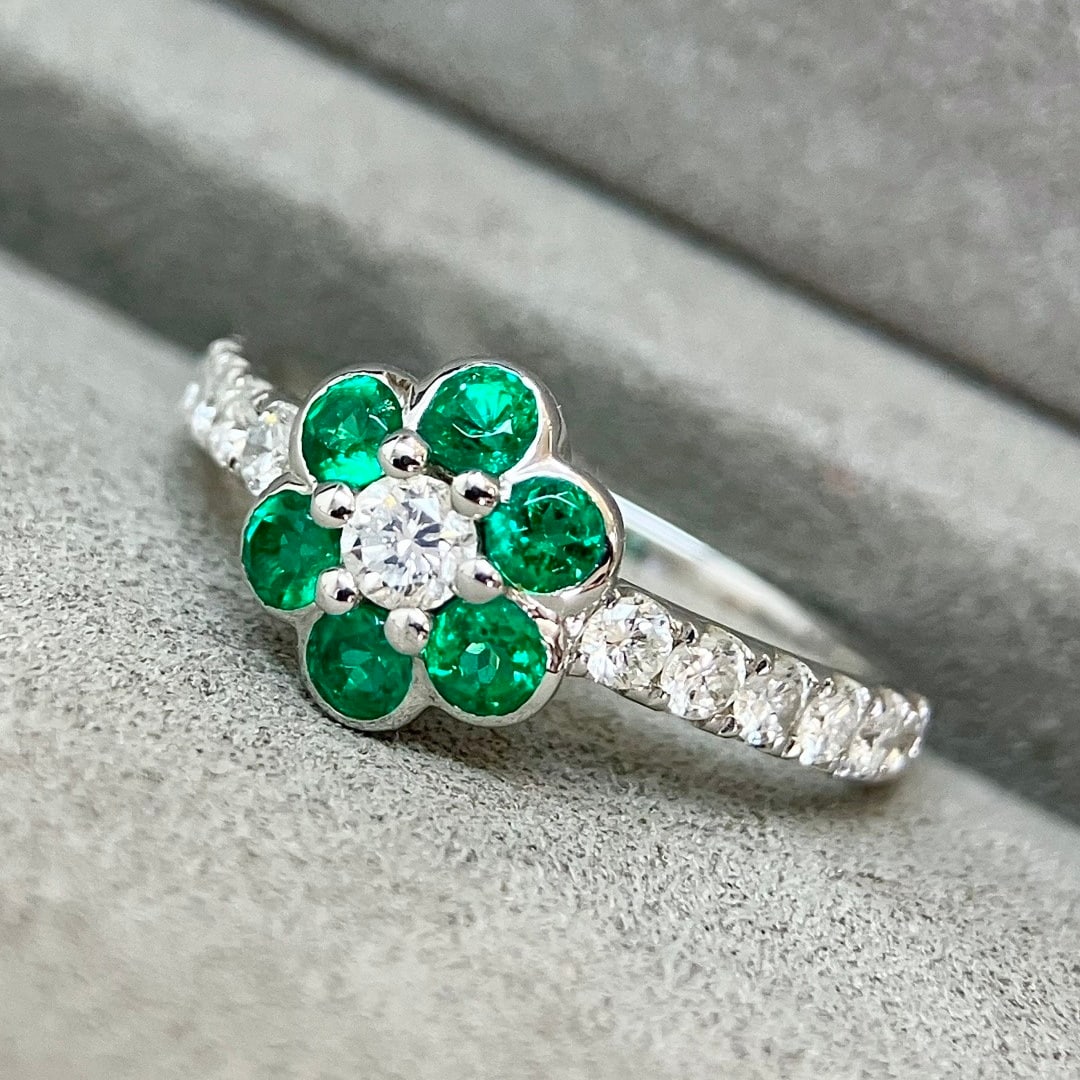 14k Gold 1.6 Ctw Vivid Green Natural Emerald & Diamond Ring - 6