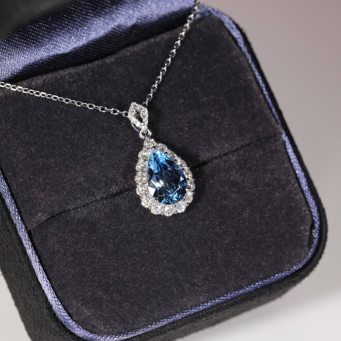 14k Gold 2.87 Ct Natural Aquamarine & Diamond Necklace: Ref:231110080 // gold content:14k gold // main gemstone:aquamarine // shape:pear // carat weight:2. 87ct // color:santa maria color // treatment:natural // // adjacent gemstone 2 : diamond //