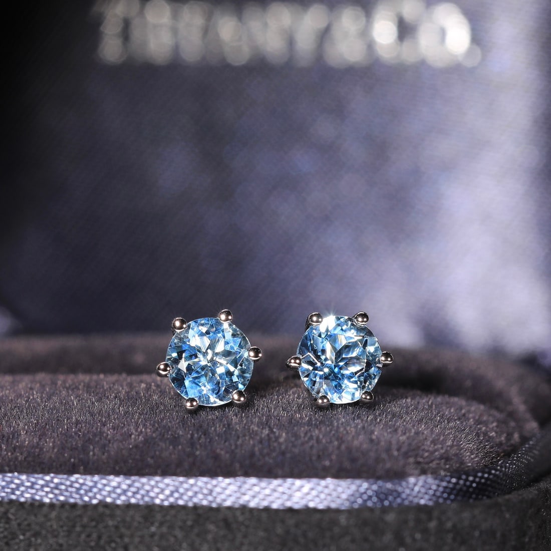 14k Gold 1.17 Ct Natural Aquamarine Earrings: Ref:231110083 // gold content:14k gold // main gemstone:aquamarine // shape:round // carat weight:1. 17ct // color:santa maria color // treatment:natural // cut grade:g // Low Estimate: 1500