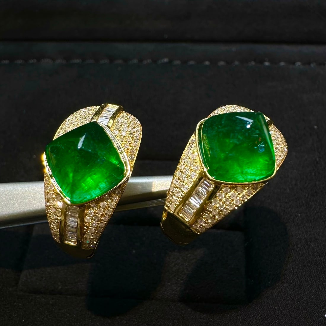 14k Gold 6.45 Ct Vivid Green Natural Emerald & Diamond Earrings: Ref:231110091 // gold content:14k gold // main gemstone:emerald // shape:sugar-loaf // carat weight:6. 45ct // color:vivid green // treatment:natural // // adjacent gemstone 2 : diamond // shape:multi