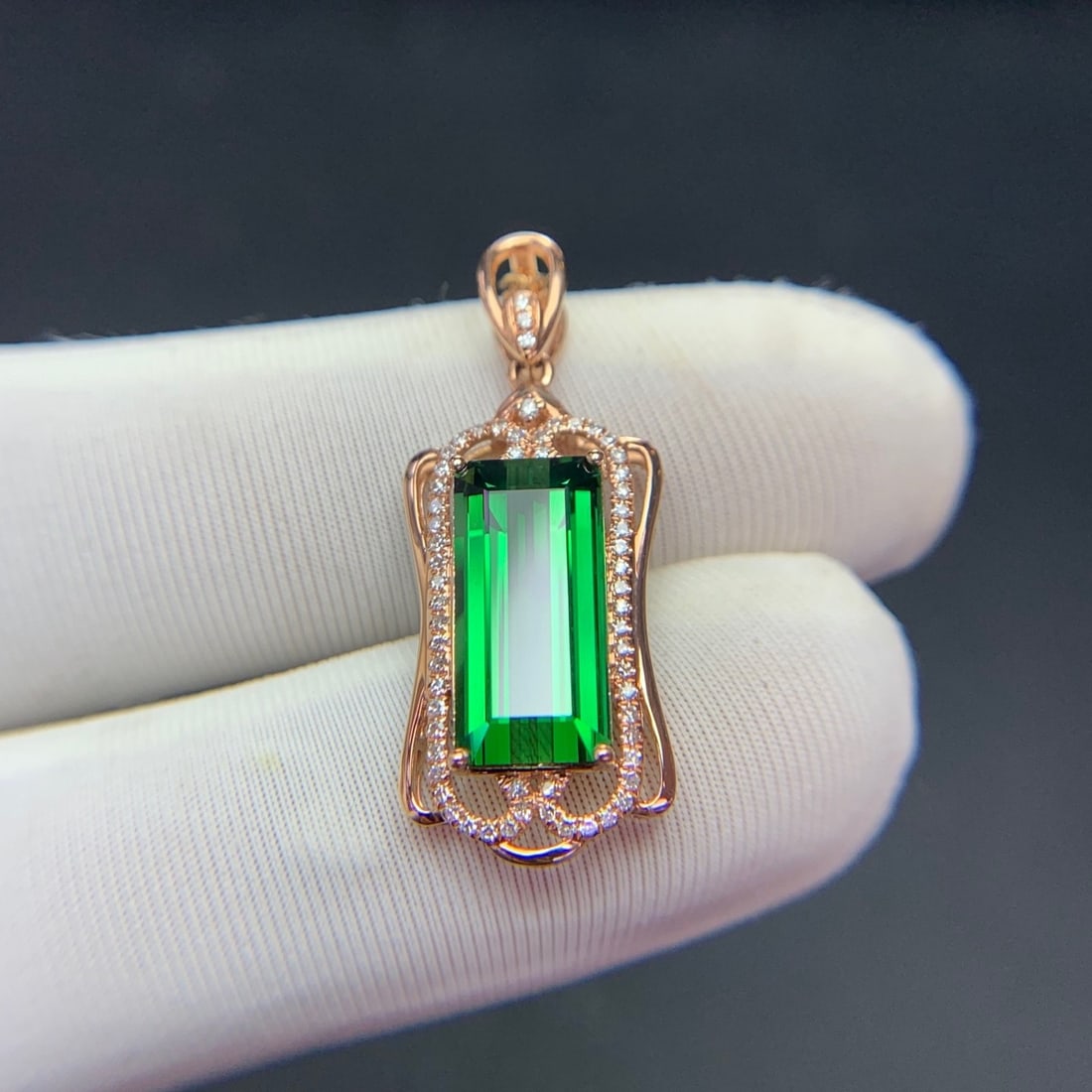 14k Gold 4.1 Ct Natural Tourmaline & Diamond Pendant( Without Chain ): Ref:231110100 // gold content:14k gold // main gemstone:tourmaline // shape:octagonal // carat weight:4. 1ct // color:green // treatment:natural // // adjacent gemstone 2 : diamond // shape:round //