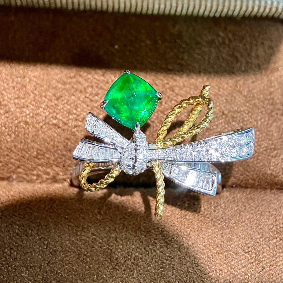 14k Gold 1.75 Ctw Vivid Green Natural Emerald & Diamond Ring: Ref:231110107 // gold content:14k gold // ring size:7. 25us // // main gemstone:emerald // shape:sugar-loaf // carat weight:1. 32ct // color:vivid green // treatment:natural // // adjacent gemstone 2 