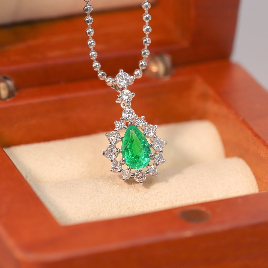 14k Gold 1.23 Ctw Natural Emerald & Diamond Pendant( Without Chain ): Ref:231110112 // gold content:14k gold // main gemstone:emerald // shape:pear // carat weight:0. 77ct // color:green // treatment:natural // // adjacent gemstone 2 : diamond // shape:round // carat