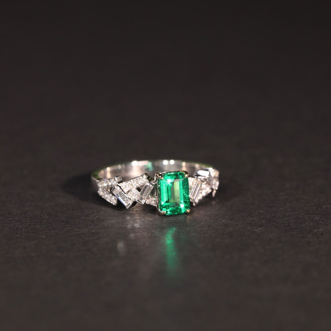 14k Gold 0.82 Ct Vivid Green Natural Emerald & Diamond Ring: Ref:231110116 // gold content:14k gold // ring size:7. 25us // // main gemstone:emerald // shape:octagonal // carat weight:0. 82ct // color:vivid green // treatment:natural // // adjacent gemstone 2 :
