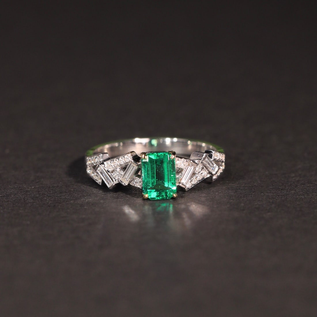 14k Gold 0.82 Ct Vivid Green Natural Emerald & Diamond Ring - 3
