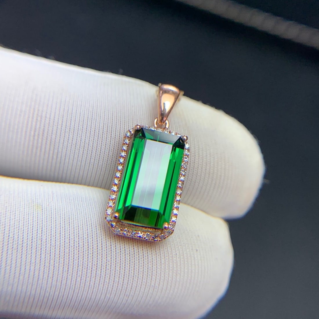 14k Gold 3.3 Ct Natural Tourmaline & Diamond Pendant( Without Chain ): Ref:231110123 // gold content:14k gold // main gemstone:tourmaline // shape:octagonal // carat weight:3. 3ct // color:green // treatment:natural // // adjacent gemstone 2 : diamond // shape:round //